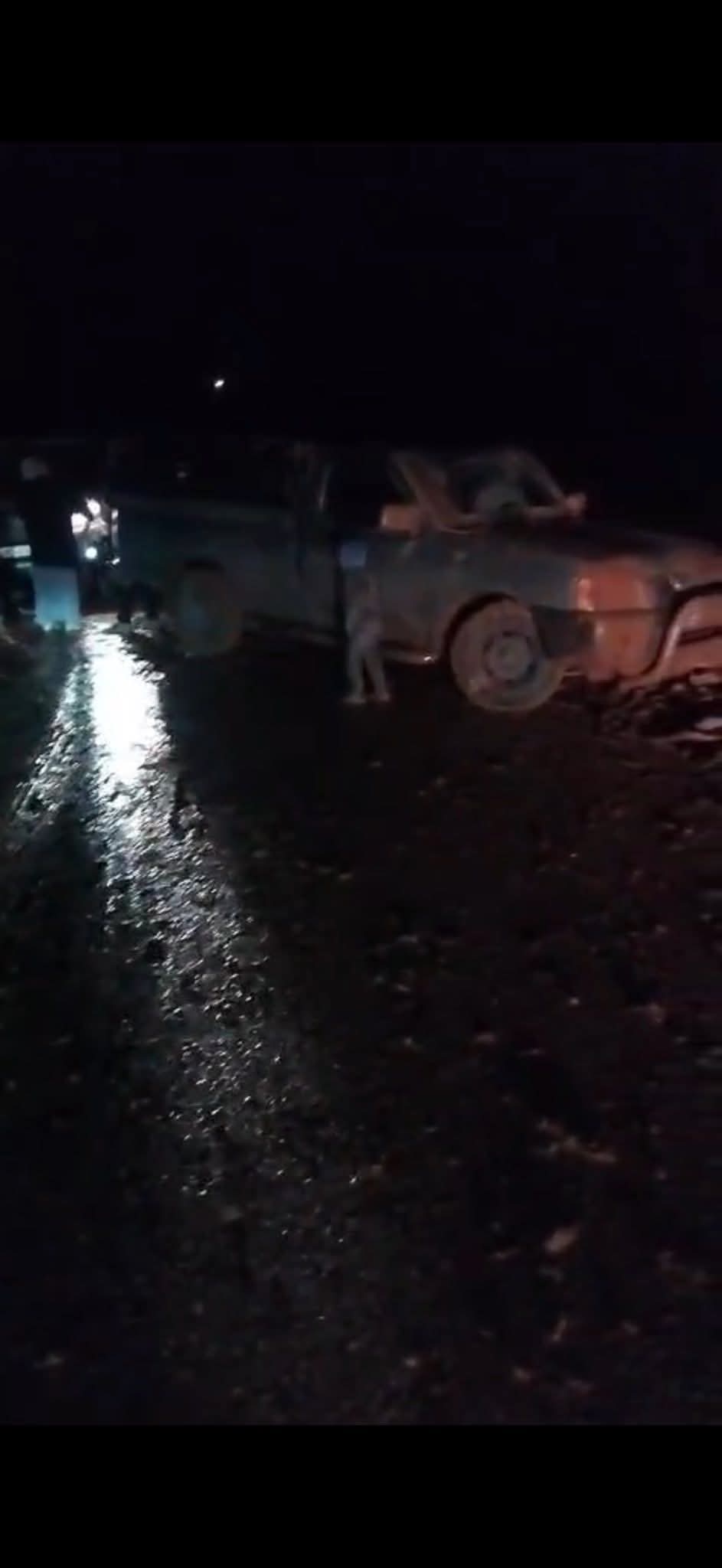 بلدية أم الرصاص تتعامل مع حوادث انزلاق مركبات بسبب الأمطار والسيول
