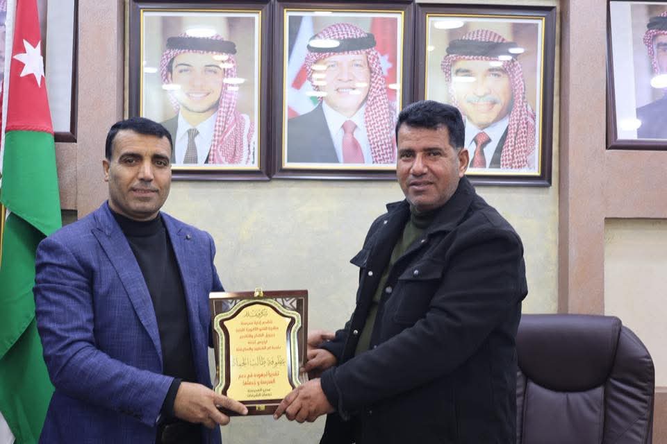 مدير مدرسة منشية القنو الثانوية يكرّم رئيس لجنة بلدية أم القطين والمكيفتة