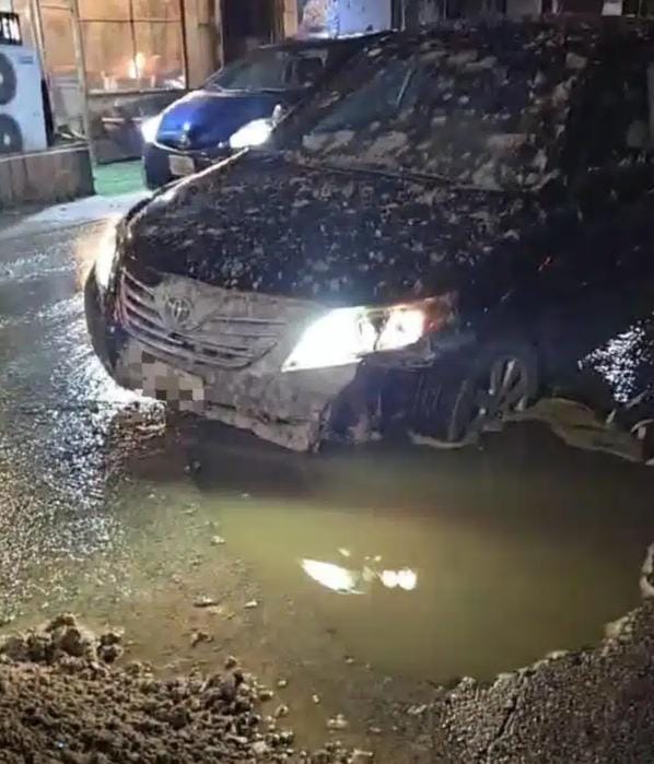 إربد: سقوط مركبة ثالثة في حفرة عميقة على شارع رئيسي وسط مطالبات بحل جذري