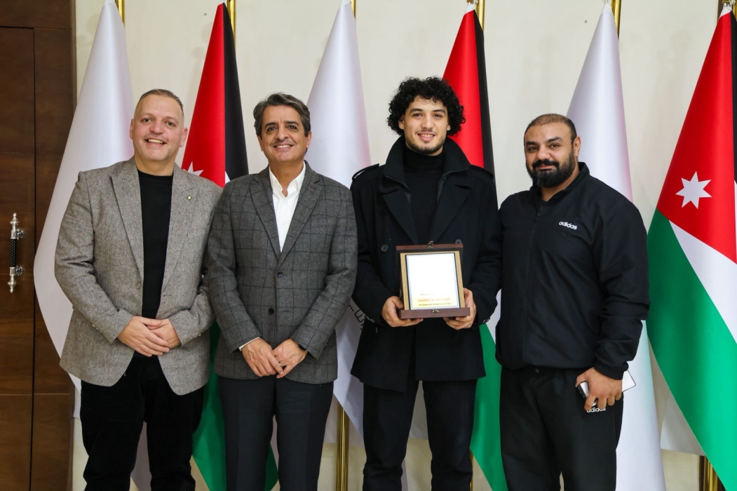 وزير الشباب يكرّم بطل الملاكمة نبيل العلاونة بعد إنجازه في الإمارات
