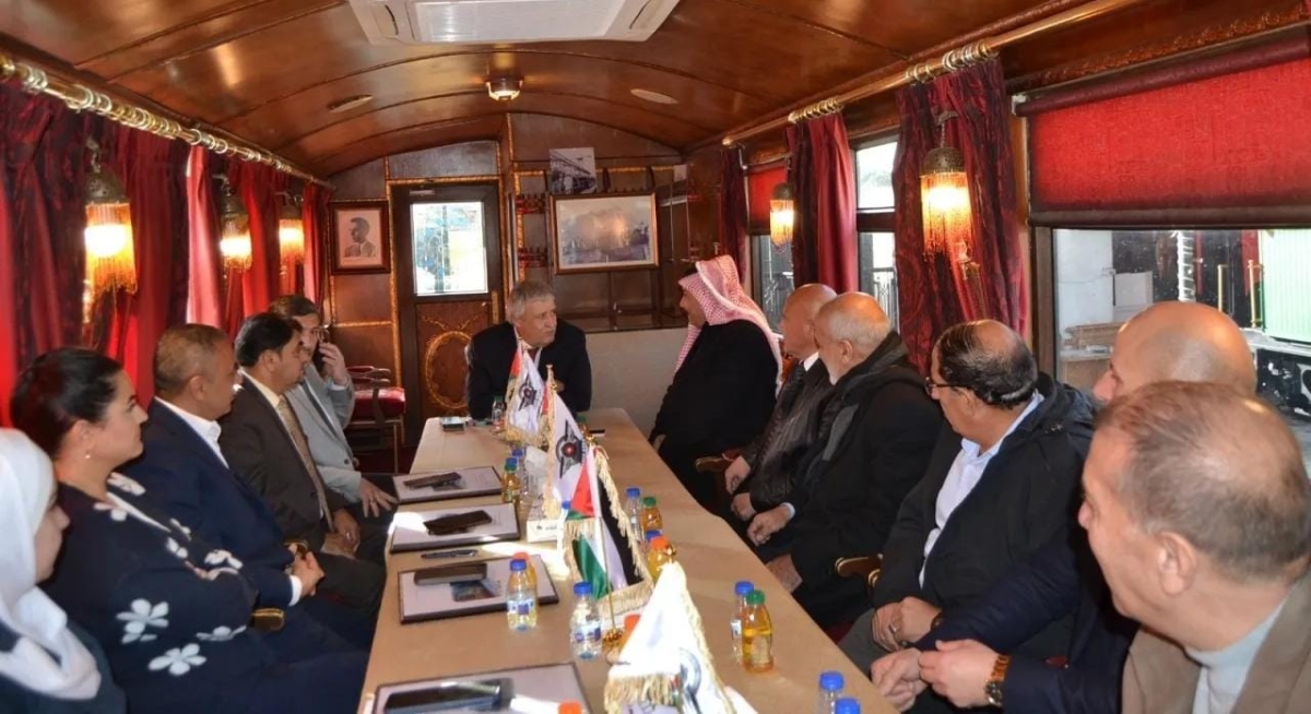 اجتماع مجلس إدارة الخط الحديدي الحجازي داخل عربة تاريخية