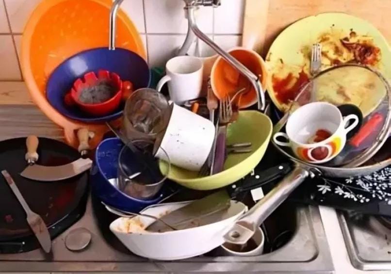 لماذا يحذر الأطباء من ترك الأواني المتسخة في الحوض طوال الليل؟