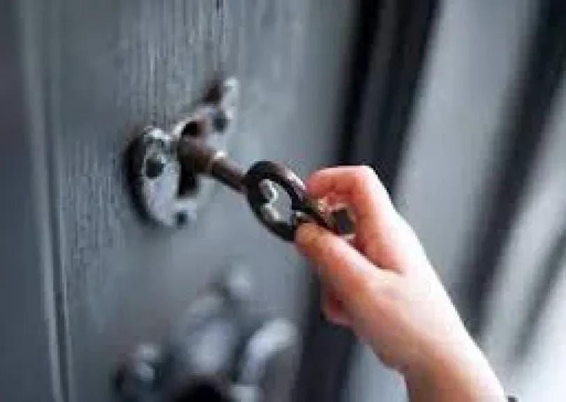 هديّة من السماء.. لماذا أعطاك والدك المتوفى مفتاحًا في الحلم؟ تفسير يُدهشك