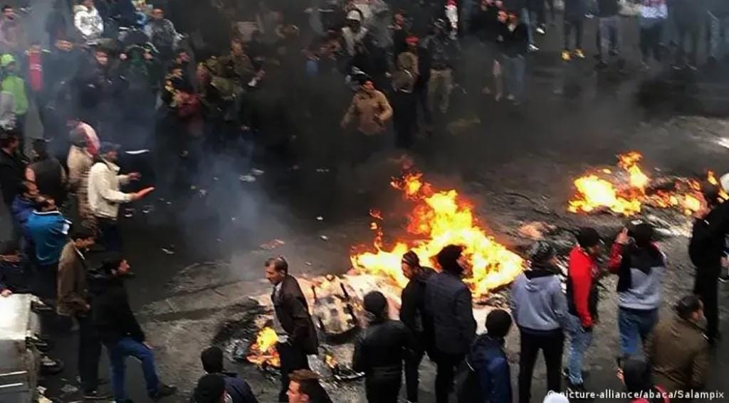 إيران تغلي… احتجاجات الغلاء والجوع تسقط قتلى للمرة الأولى
