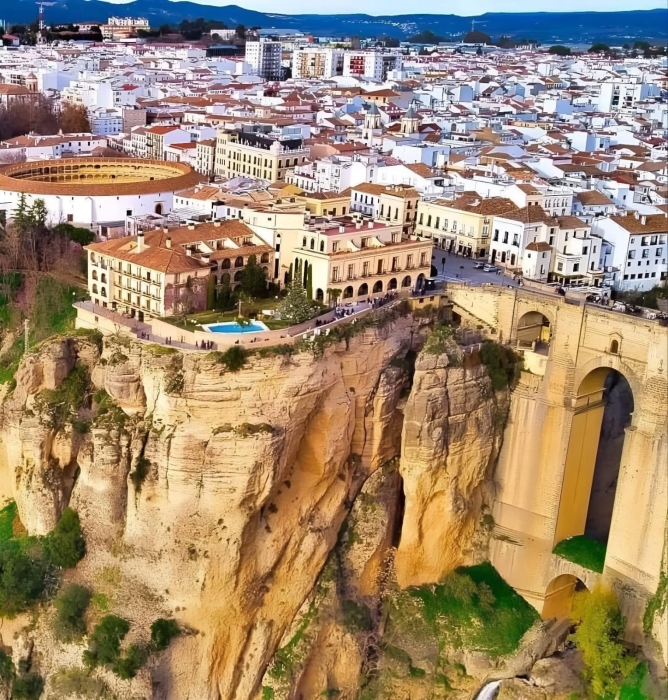 رندة الأندلس: صخرة التاريخ ومرثية الزمان