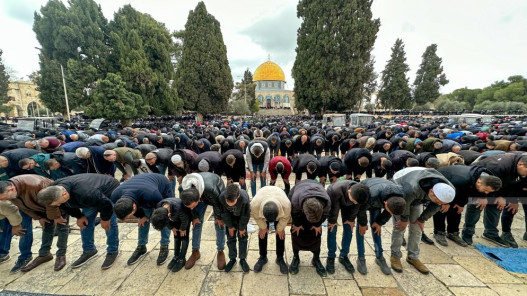 آلاف الفلسطينيين يؤدون صلاة الجمعة في المسجد الأقصى