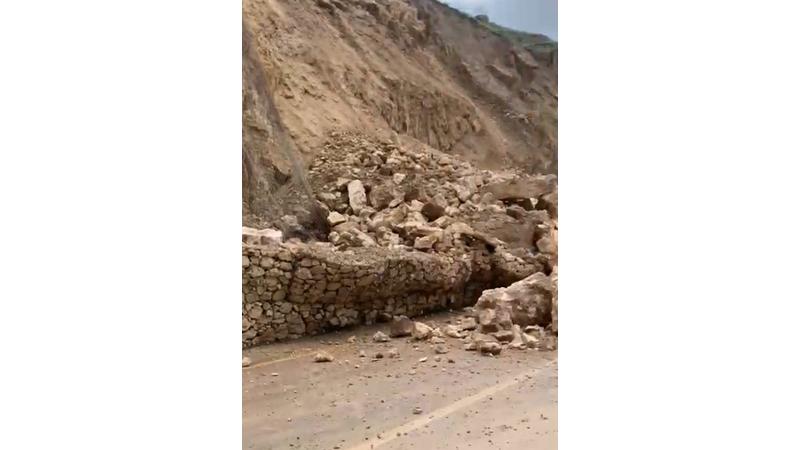 انهيار صخري على طريق وادي شعيب باتجاه الشونة الجنوبية