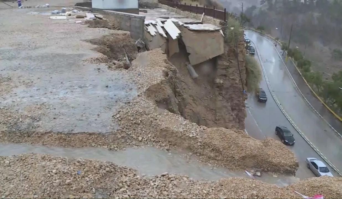 الأشغال تتعامل مع انجرافات على طريق الكرك  الأغوار الجنوبية