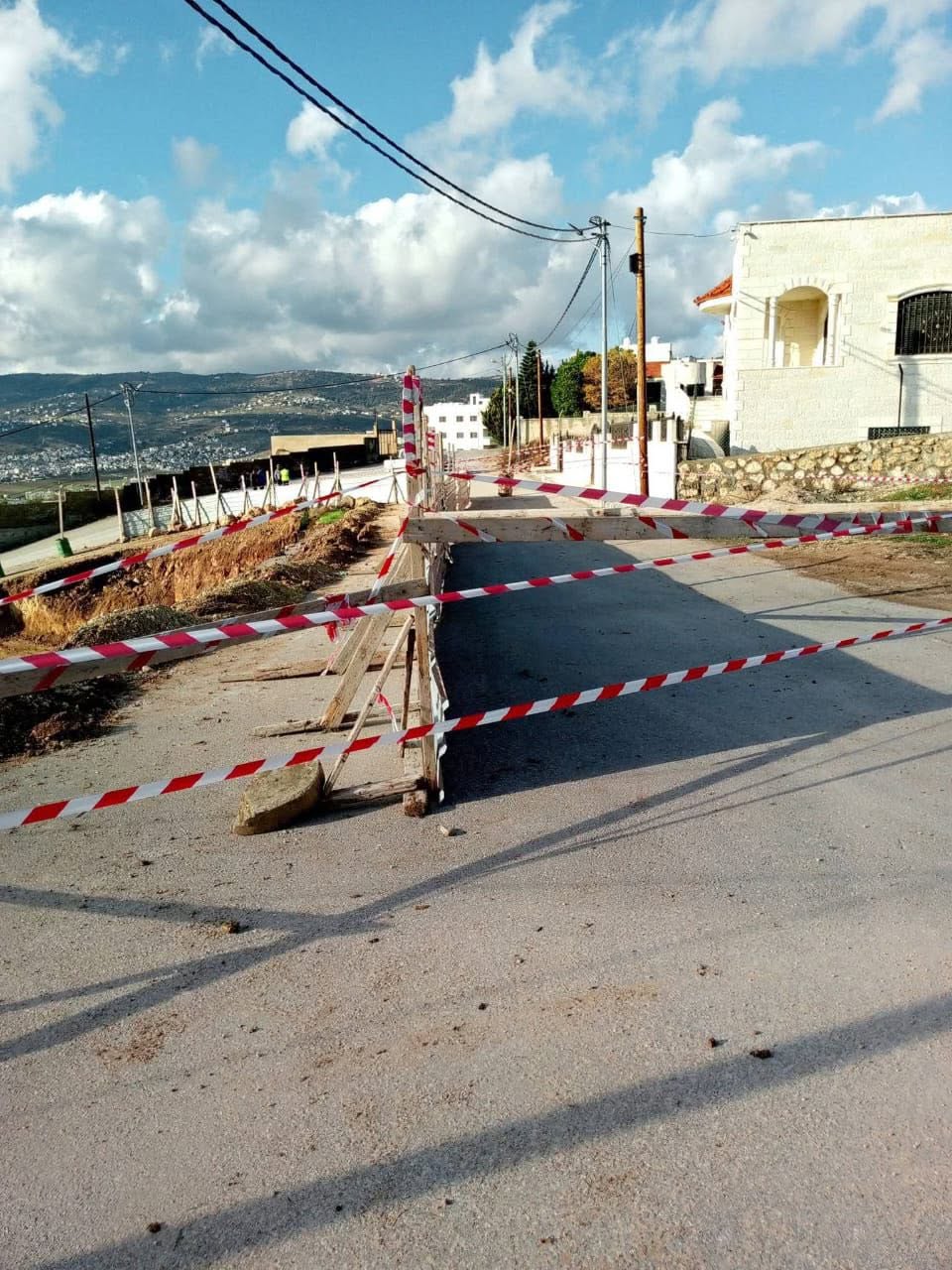 إغلاق مؤقت لطريق الجبل الأخضر في محافظة جرش إثر انهيار في إحدى الحفريات الإنشائية...صور