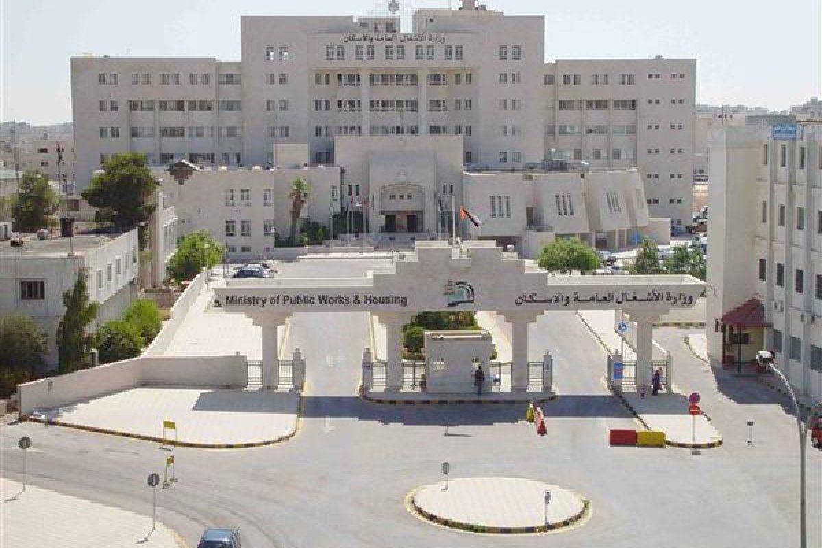 وزارة الأشغال: 1.25 مليون دينار تكلفة صيانة إنارة طريق عمّان التنموي