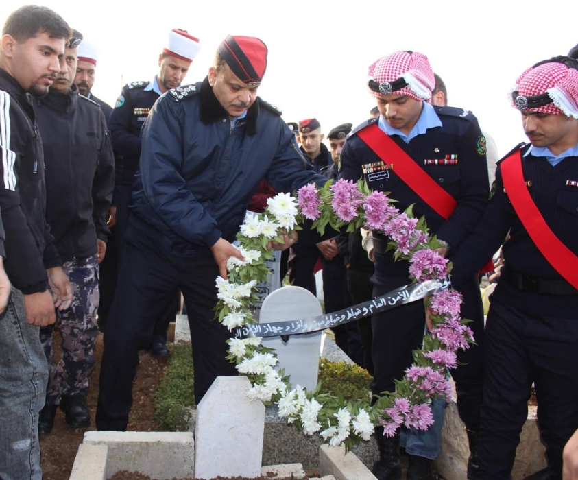 الأمن العام يُشارك في تشييع جثمان العقيد المتقاعد البطاينة ...صور
