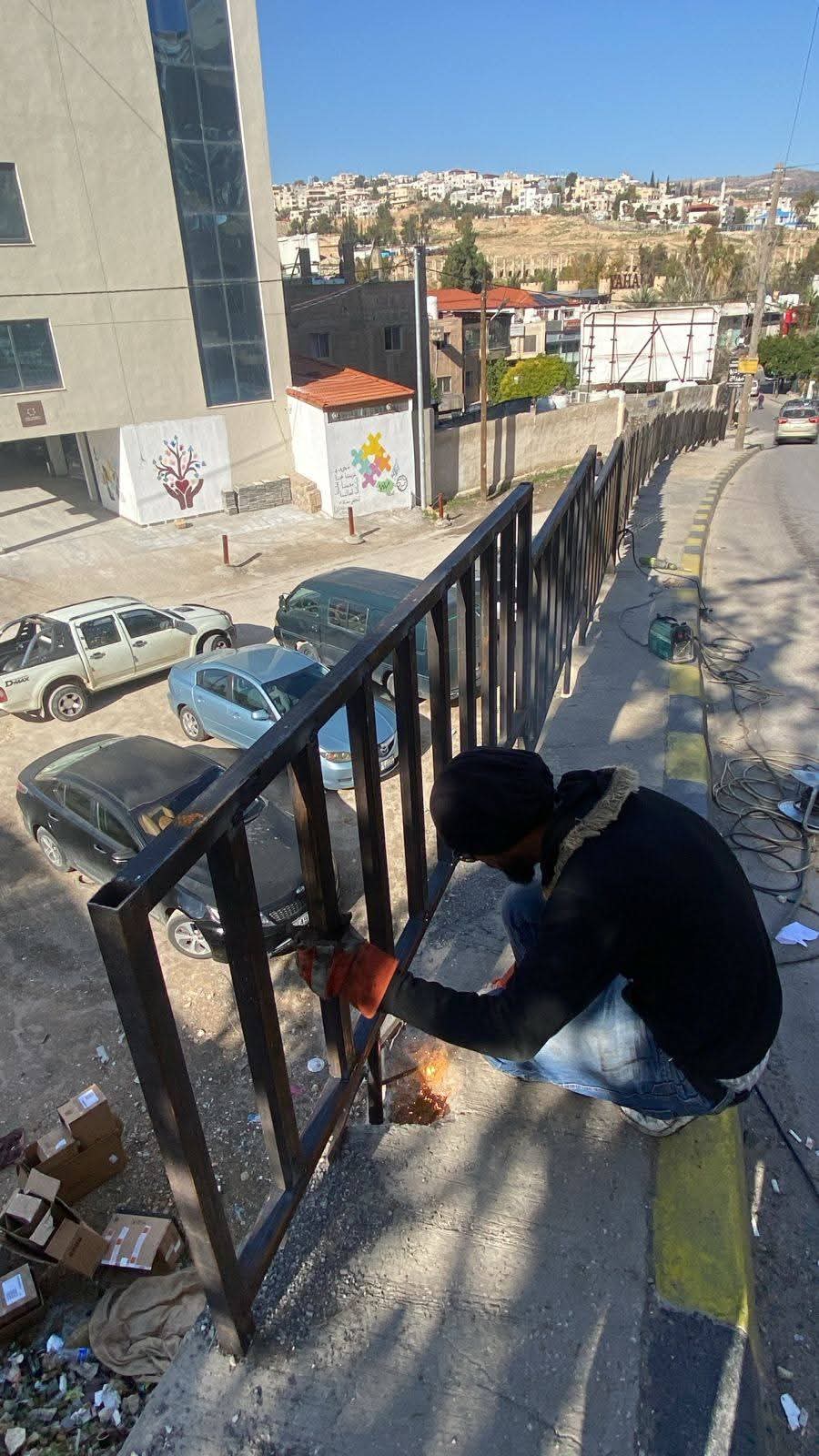 تركيب حواجز حماية على نزول القيروان لتعزيز السلامة العامة في جرش