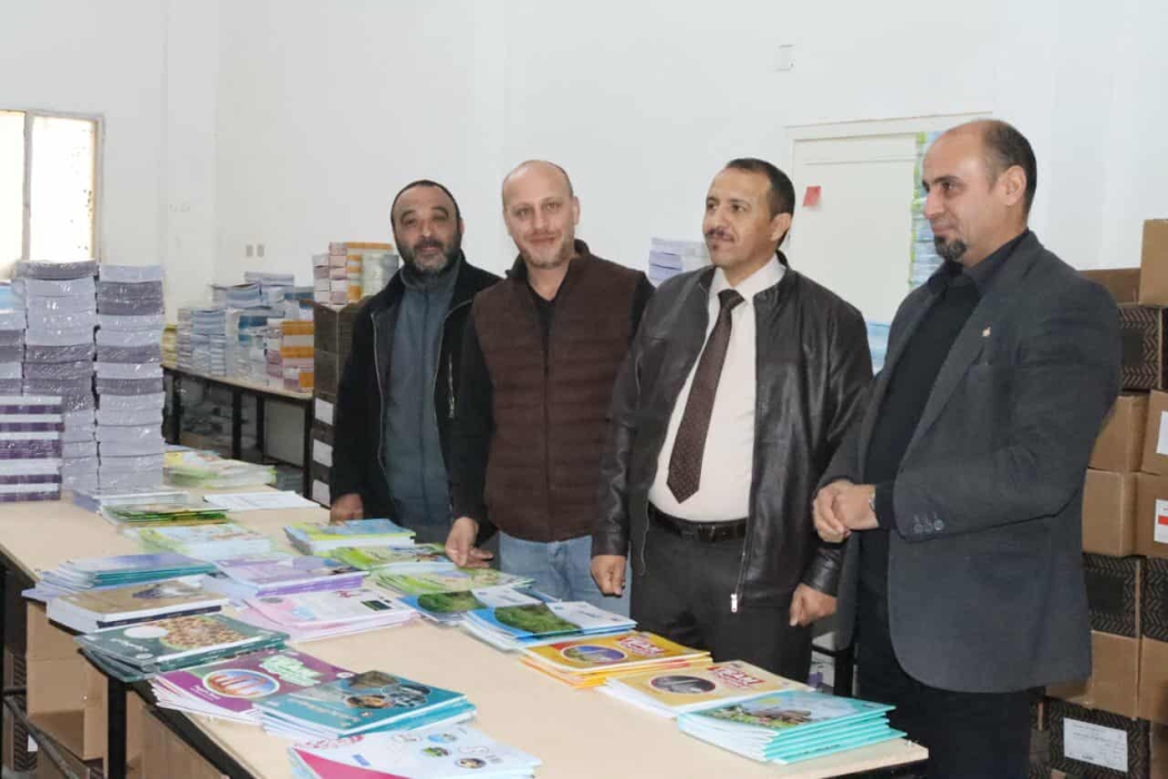 النعيمات يتفقد عملية تسليم الكتب المدرسية