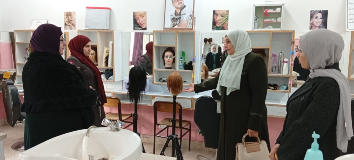 مديرة تربية المزار الشمالي تتفقد دوام طالبات التعليم المهني والتقني ومشاغل BTEC