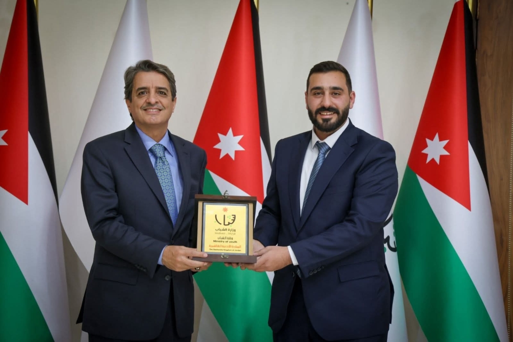وزير الشباب يكرم الشاب الريادي  سوار الخوالدة