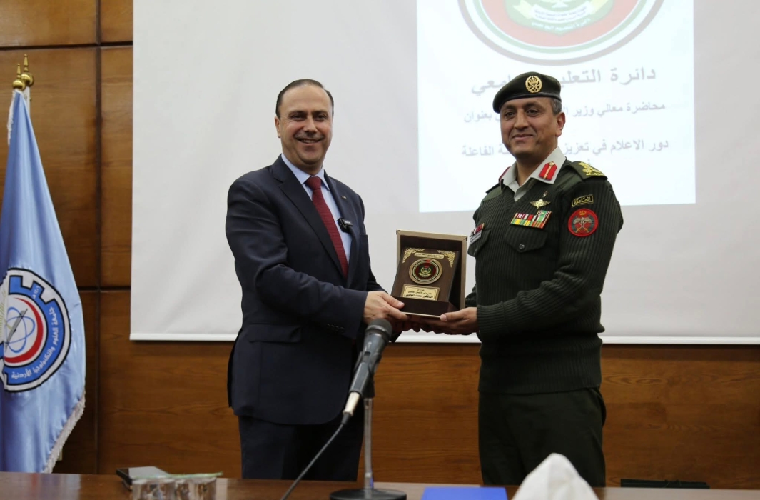 وزير الاتصال الحكومي يلقي محاضرة لطلبة العلوم العسكرية والمواطنة في جامعة العلوم والتكنولوجيا...صور