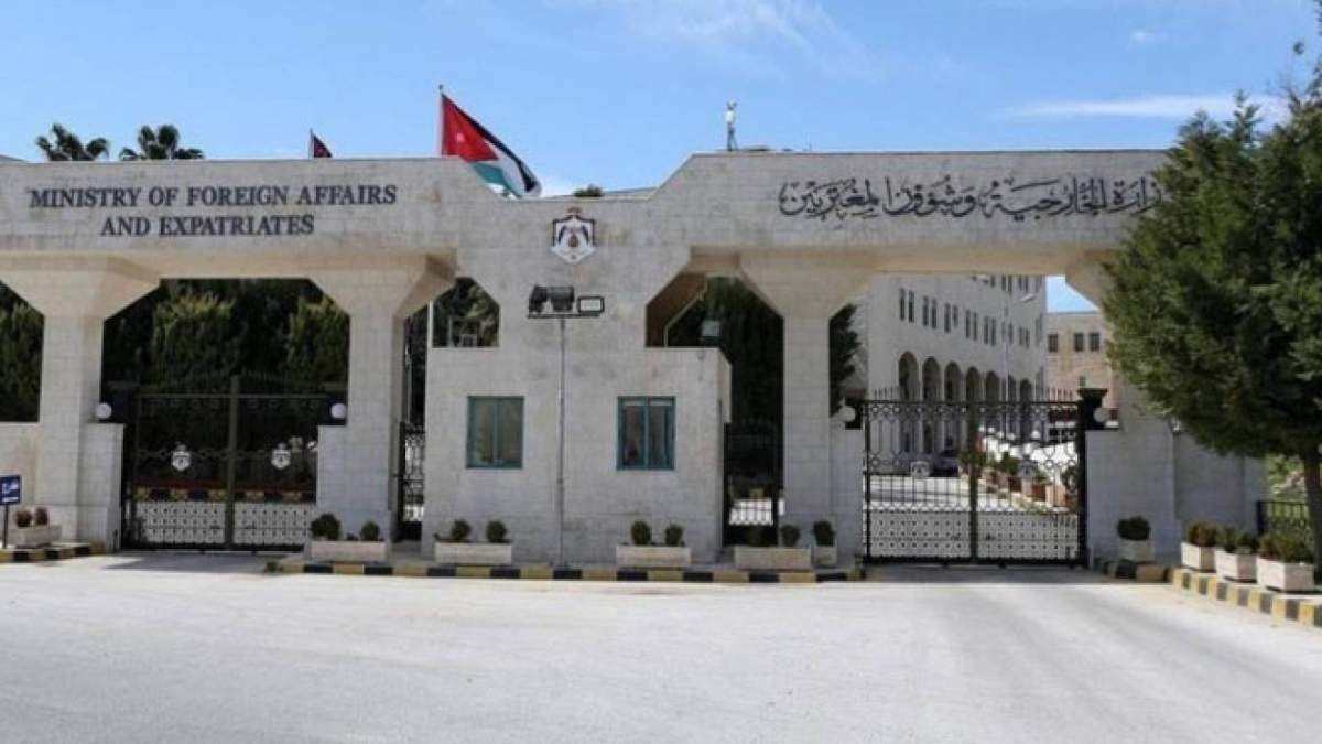وزارة الخارجية تتابع أنباء متداولة عن انقلاب حافلة تقل معتمرين أردنيين في السعودية