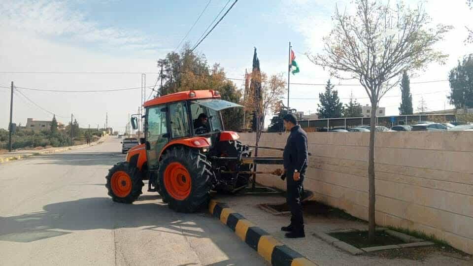 بلدية الموقر تبدأ زراعة الأشجار على الطرق الرئيسية لتعزيز الرقعة الخضراء...صور