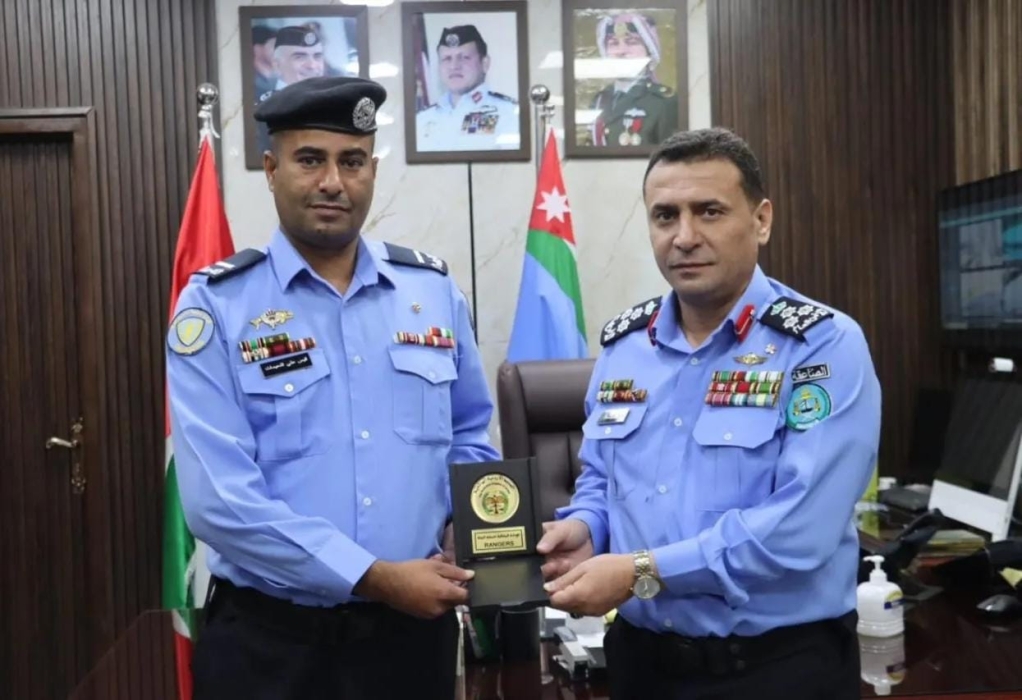 العميد أيمن الصرايرة يكرّم شرطياً أنقذ فتاة من الغرق في العقبة