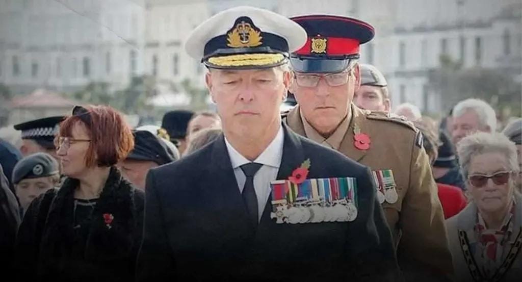 بعد كشف حيله في فعالية عسكرية.. غرامة لمُنتحل رتبة أميرال في بريطانيا