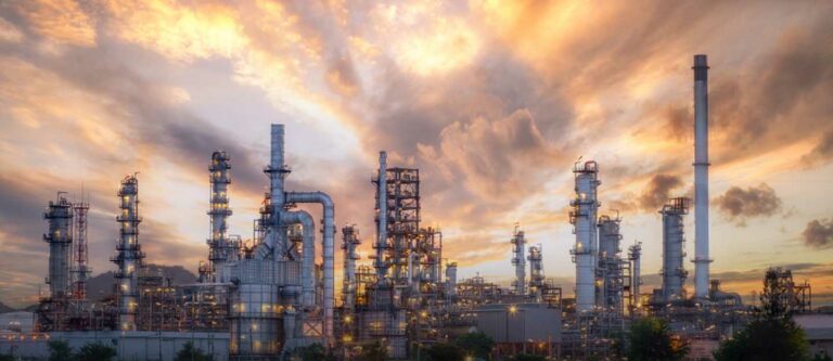 المكسيك تصرّ على مواصلة تزويد كوبا بالنفط بعد اعتقال مادورو