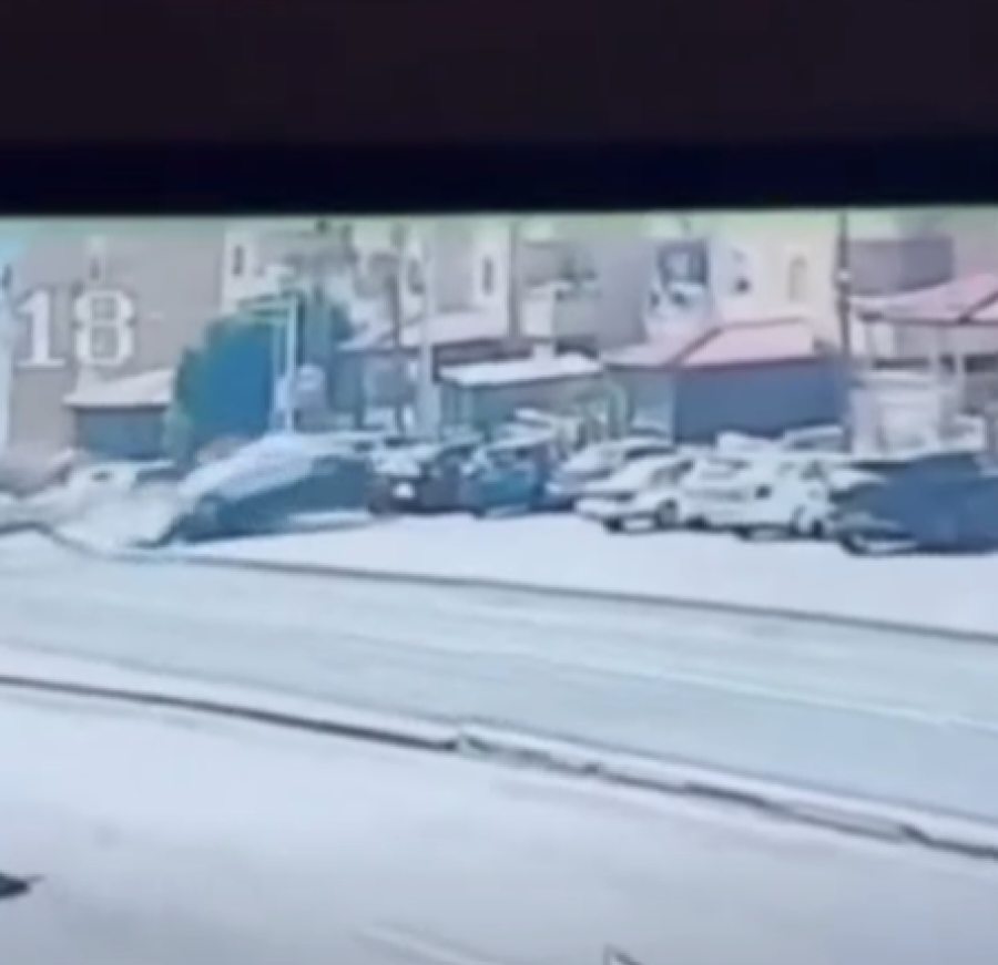 سيارة تفقد السيطرة وتذهب لمسرب الباص السريع .. حادث سير مـروّع في عمّان