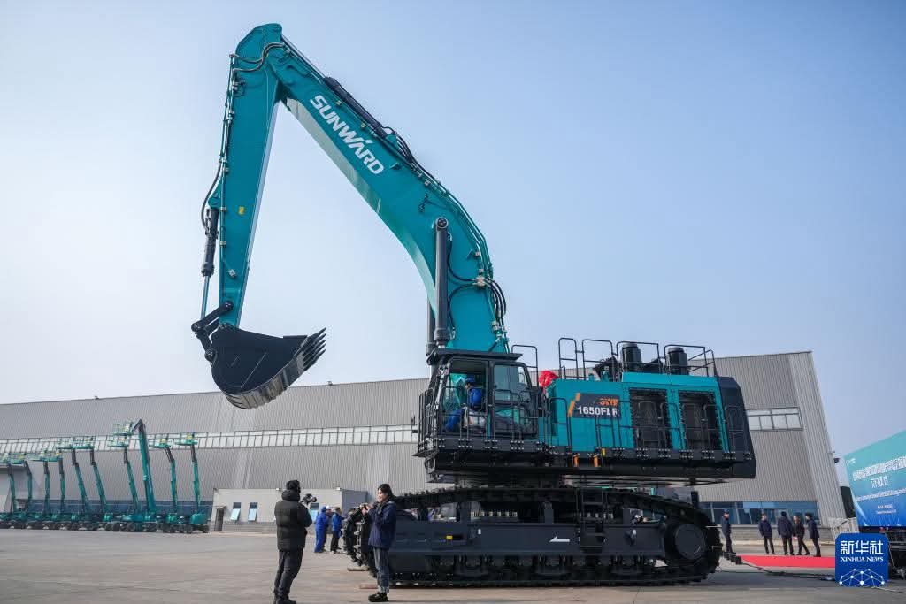 تسليم حفارة SWE1650FLR العملاقة ذات الذراع الممتدة للاستخدام في مشاريع البنية التحتية بالشرق الأوسط