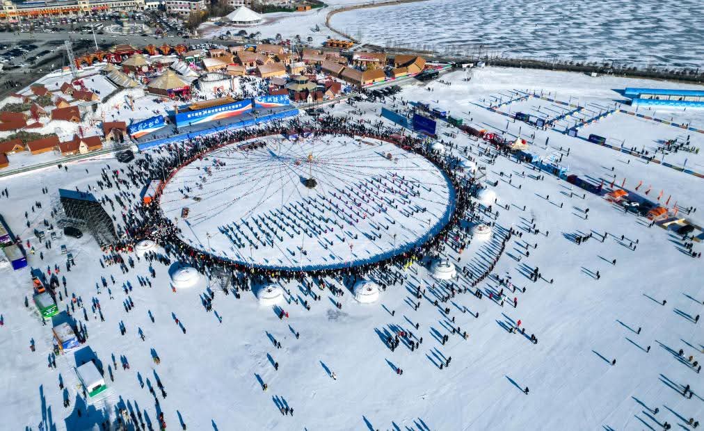 مهرجان صيد الأسماك الشتوي يعيد إحياء تقاليد قديمة على بحيرة تشاقان بالصين ...صور