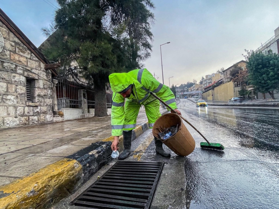 أمانة عمان تحذر المواطنين من المنخفض الجوي وتجهز فرق الطوارئ في الميدان...صور