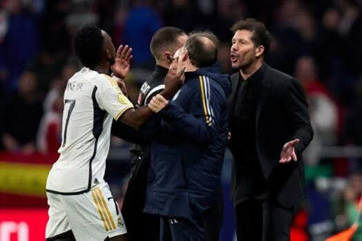 سيميوني عن مشادته مع فينيسيوس: ما يحدث في الملعب يبقى داخله