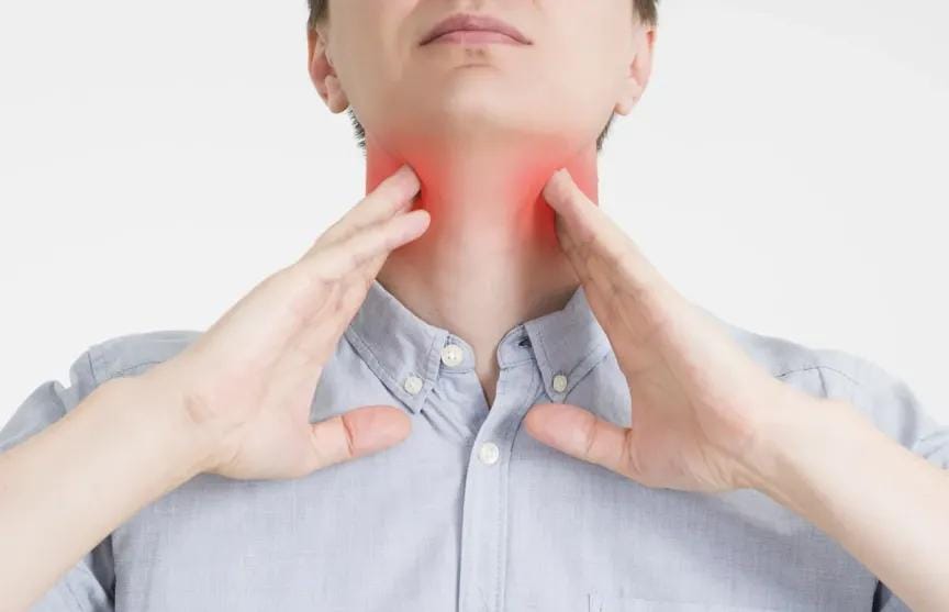 أسباب التهاب الحلق وما الذي قد يشير إليه في الجسم