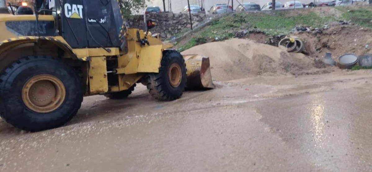بلدية بني عبيد تفتح عبارة بعد إغلاقها بسبب مخلفات إنشائية