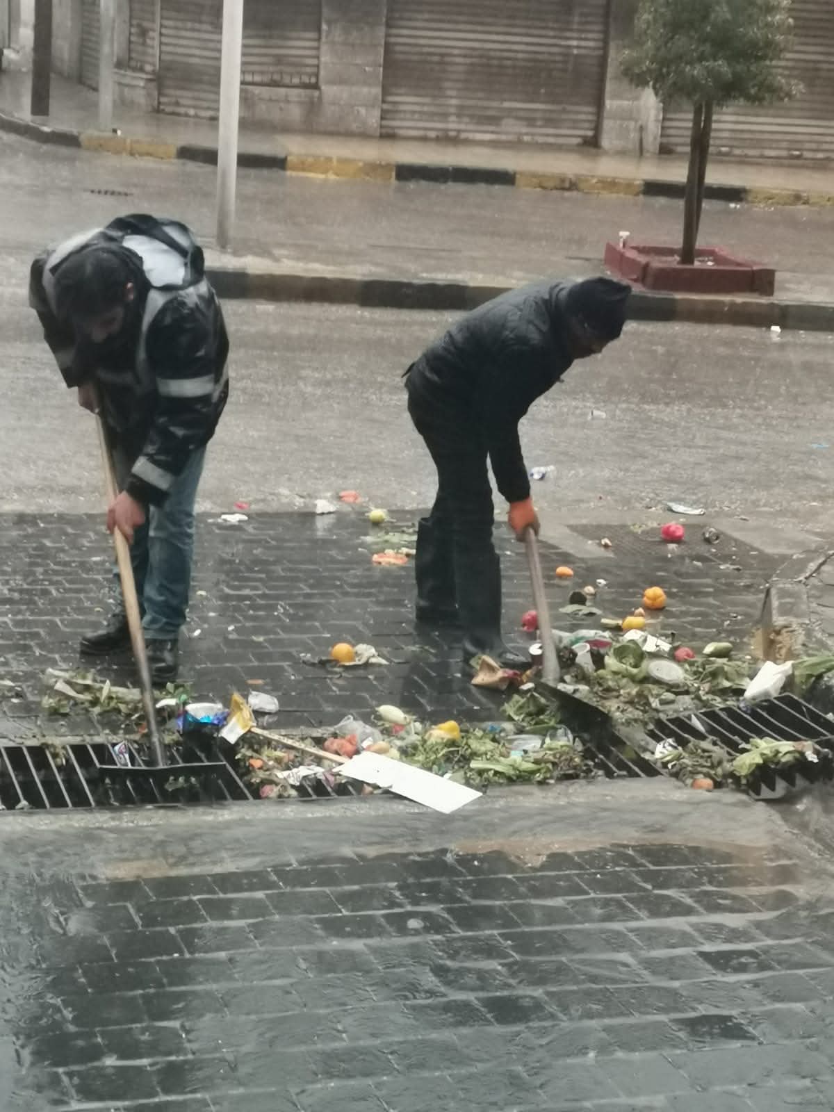 بلدية إربد الكبرى تتعامل مع 85 شكوى خلال المنخفض الجوي دون أضرار تُذكر