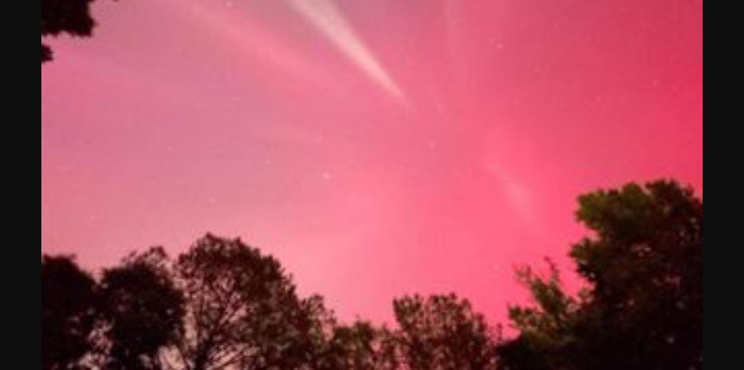 «الضباب الوردي» يلوّن سماء بريطانيا ويثير دهشة المواطنين