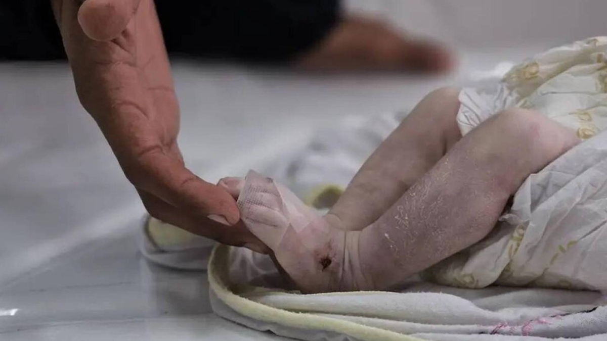 وفاة رضيع بسبب البرد القارس في دير البلح وسط قطاع غزة