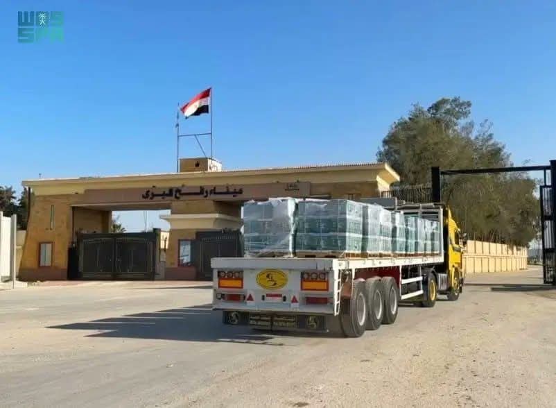 قافلة مساعدات إغاثية جديدة من مركز الملك سلمان تعبر منفذ رفح إلى قطاع غزة...صور