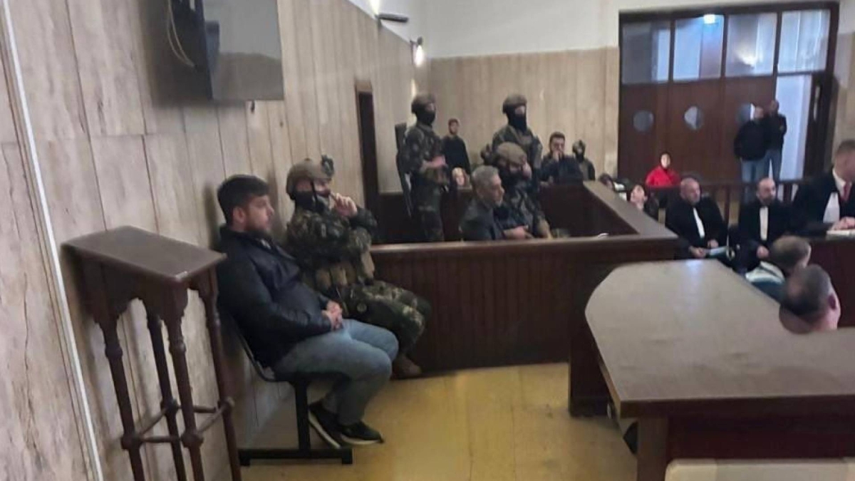 رغم قرار “السرية” ومنع الإعلام.. صورة مسربة لـ “فضل شاكر” من داخل قاعة المحكمة تشغل الرأي العام