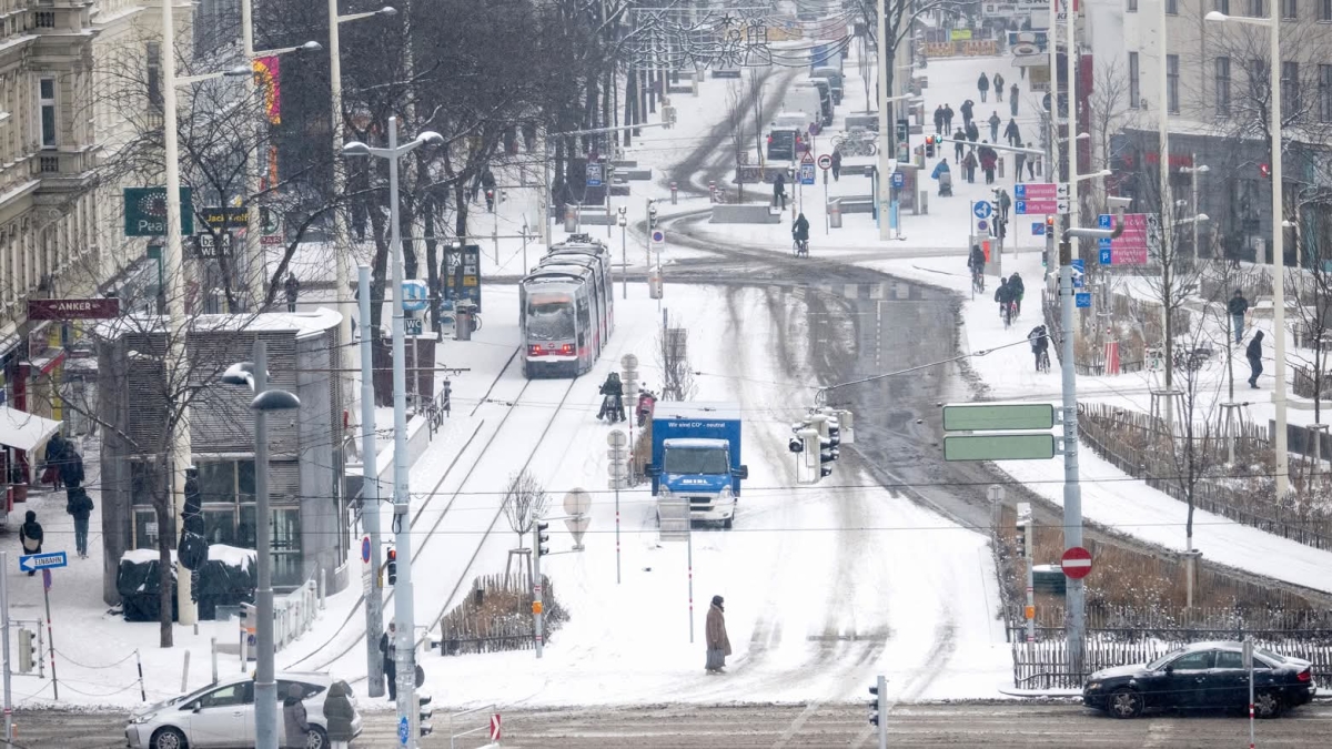 العواصف تعطل النقل وتحرم مئات الآلاف من الكهرباء في شمال أوروبا