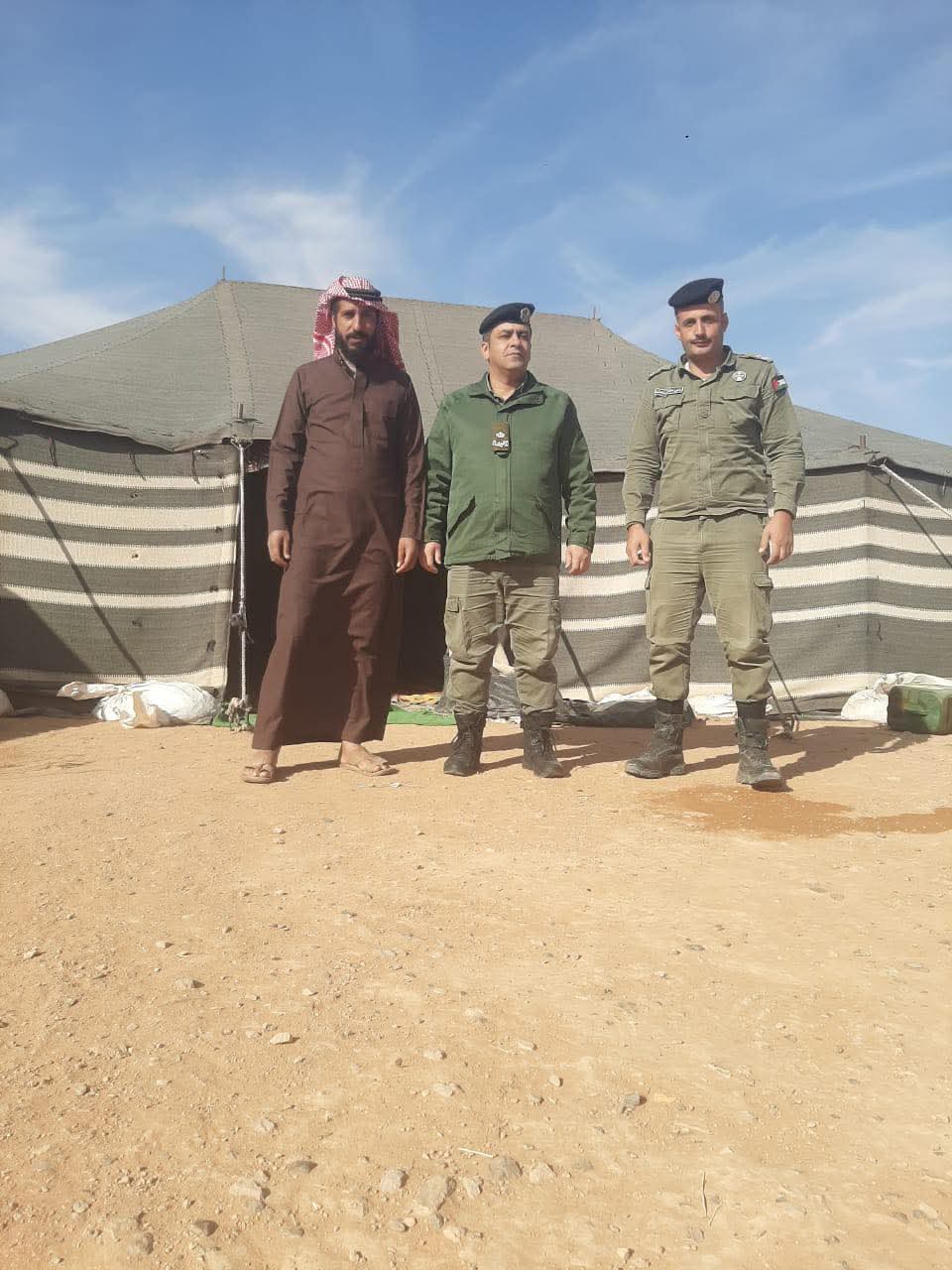 شرطة البادية الملكية تطلق حملة توعوية لتحذير المواطنين من مخاطر السيول...صور