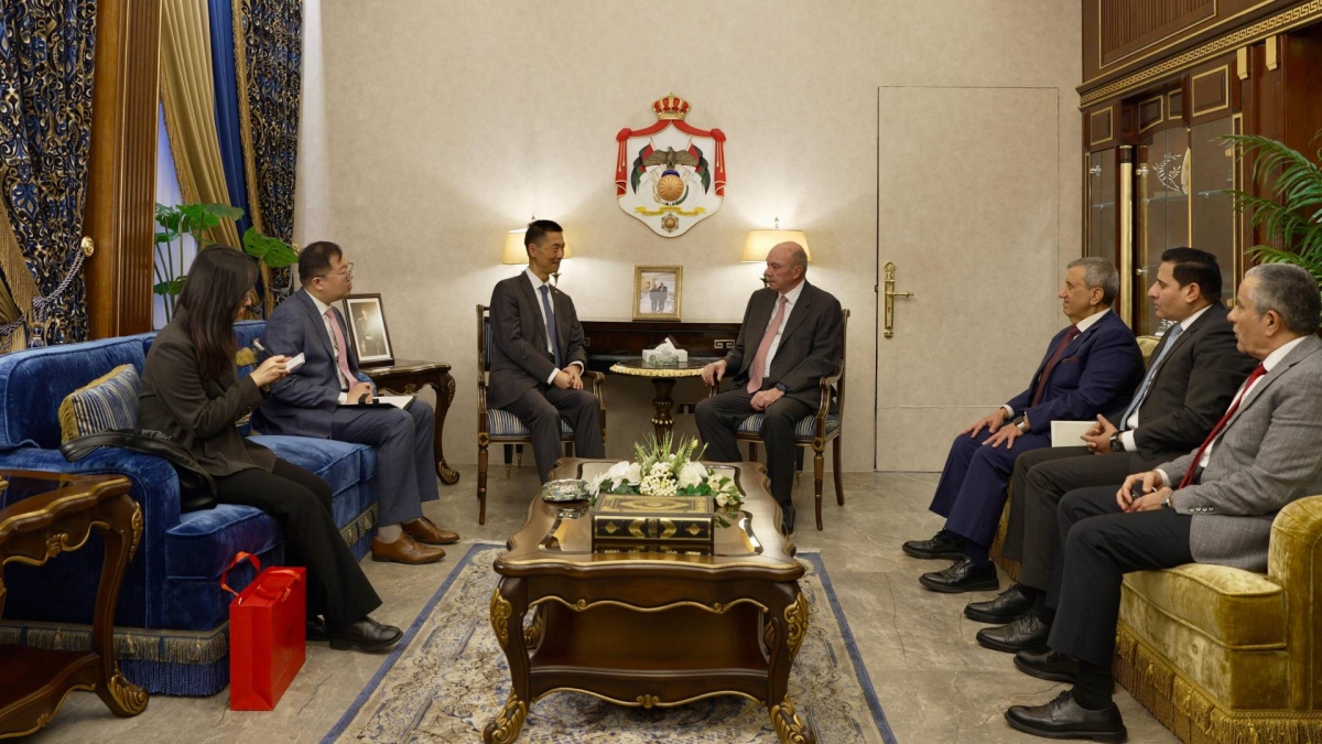الفايز يلتقي السفير الصيني لتعزيز التعاون الاستثماري والسياسي بين الأردن والصين