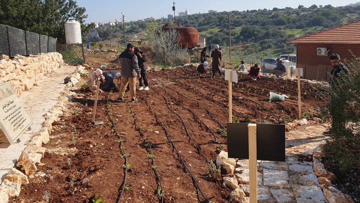 بنك فلسطين يقدم دعمه لإنشاء حديقة أم التوت البيئية في جنين بالشراكة مع مركز العمل التنموي معا