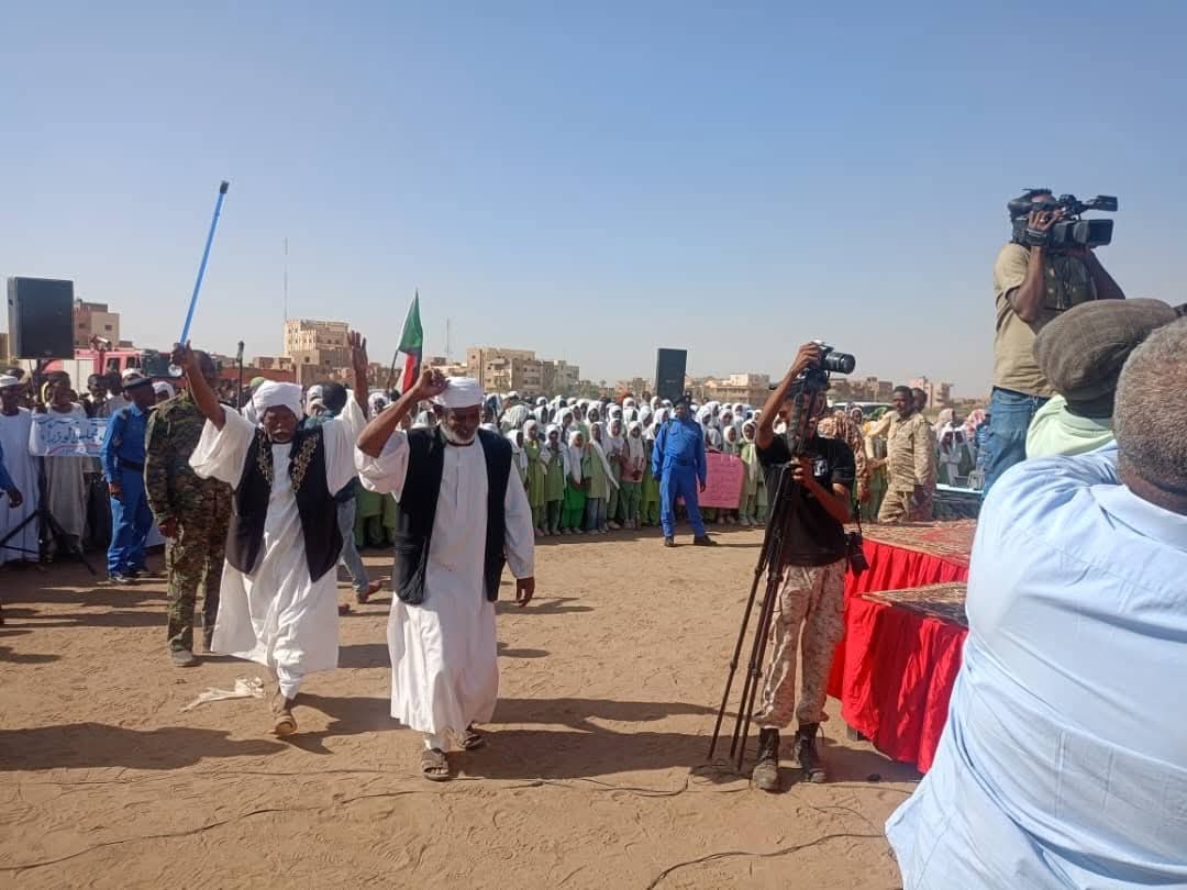 السودان : رئيس الوزراء يصل الخرطوم وسط استقبال جماهيري حاشد