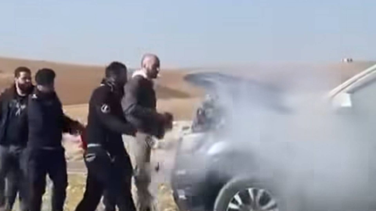 الدوريات الخارجية تنقذ مركبة من الاحتراق.. تدخل فوري ينهي خطر اشتعال المحرك دون إصابات