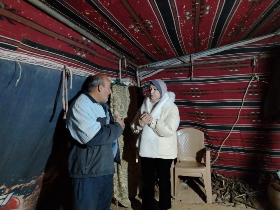 رئيسة لجنة بلدية رحاب تتفقد المواطنين القاطنين بالمناطق المنخفضة والأودية ...صور