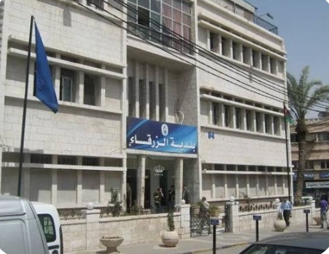 بلدية الزرقاء تستجيب فورا لمعالجة تجمع المياه في عبارة قديمة بحي المصانع