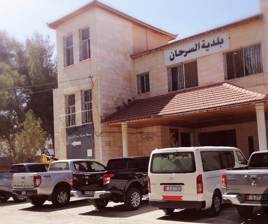 كوادر بلدية السرحان تعمل على فتح جسر على طريق المفرق جابر أغلقته غزارة الأمطار