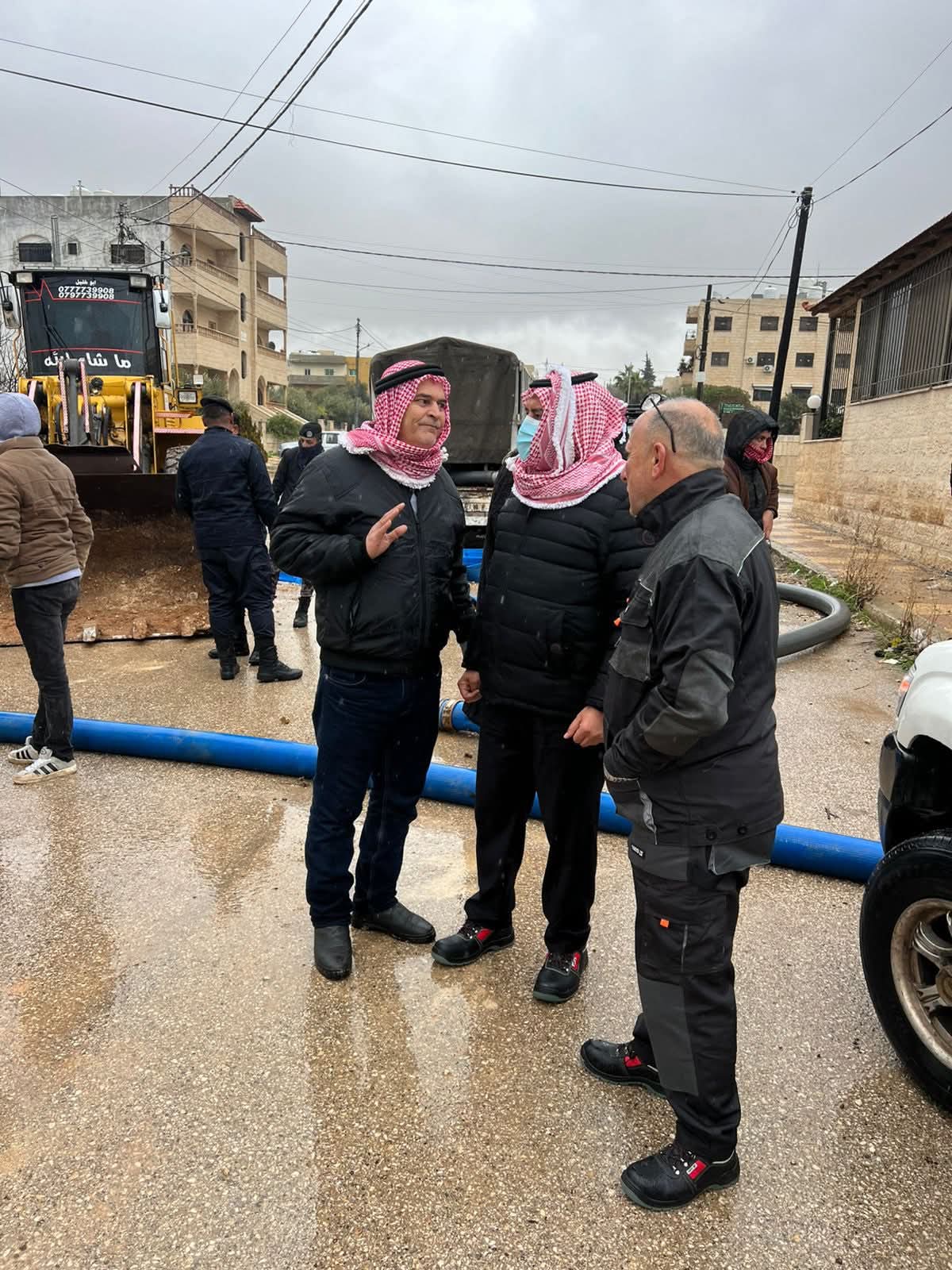 فريق أهل العزم ونادي اتحاد مادبا يتواجدان بشأن الفيضانات في أم رمانة والزيتونة...صور