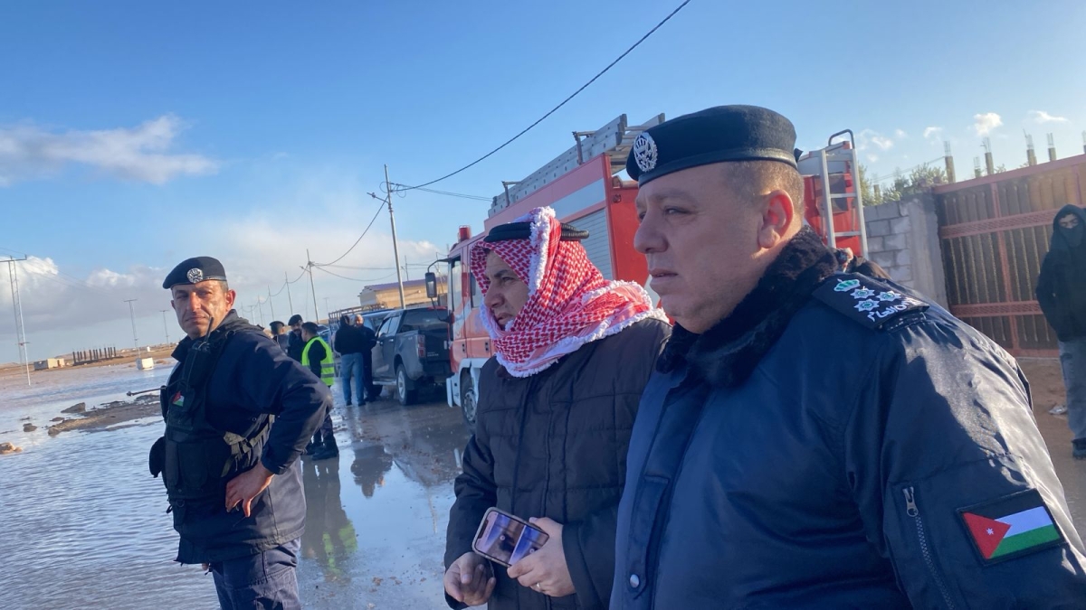 محافظ الزرقاء ومدير الشرطة لإخلاء عائلات حاصرتها المياه في الحلابات  الغربي...فيديو