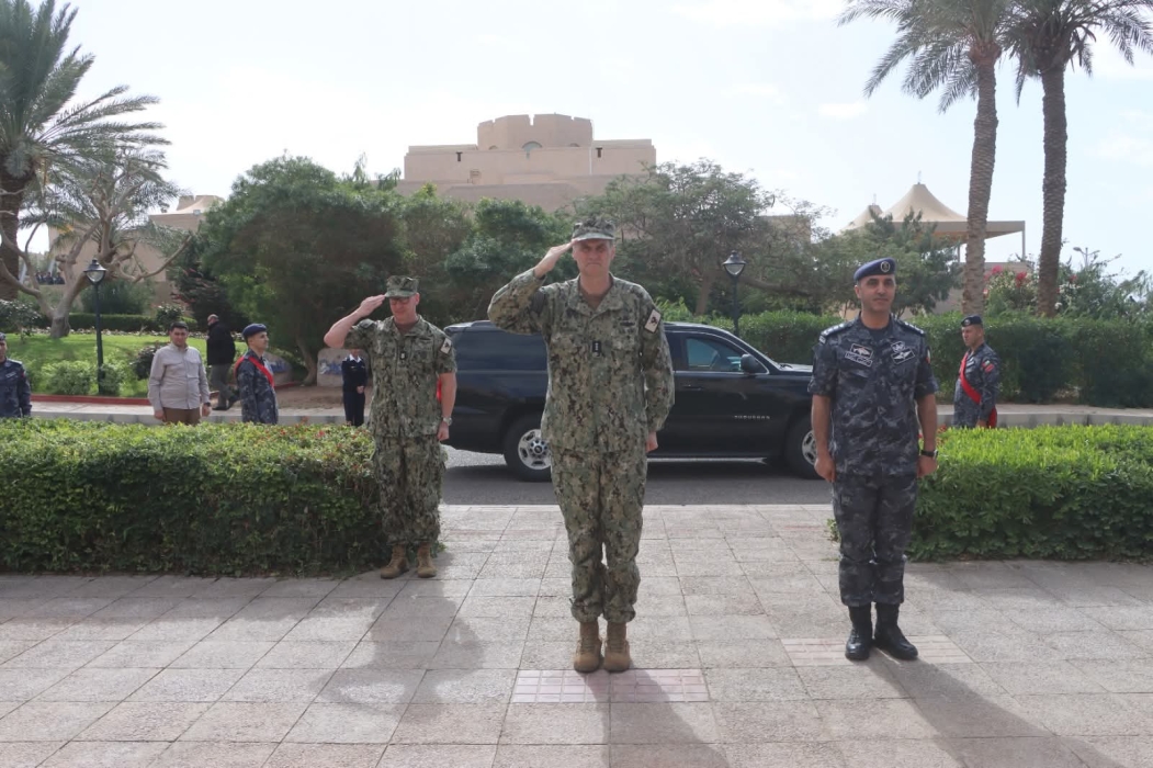 قائد القوات البحرية في القيادة المركزية الأميركية يزور قيادة القوة البحرية...صور