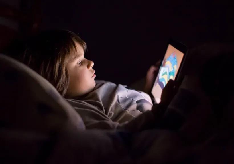 الإفراط في الشاشات يهدد مفردات الأطفال الصغار.. احذر